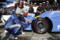 Scott Dixon, Chip Ganassi Racing Honda places the Verizon P1 Pole Award sticker with help from wife