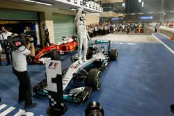 Le vainqueur Lewis Hamilton, Mercedes AMG F1 W07 Hybrid