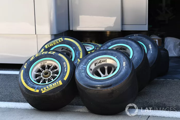A Pirelli acabou por levar sua combinação mais macia para Spa, com os ultramacios, supermacios e macios. A fabricante trabalha com a possibilidade de dois pitstops no domingo. 
