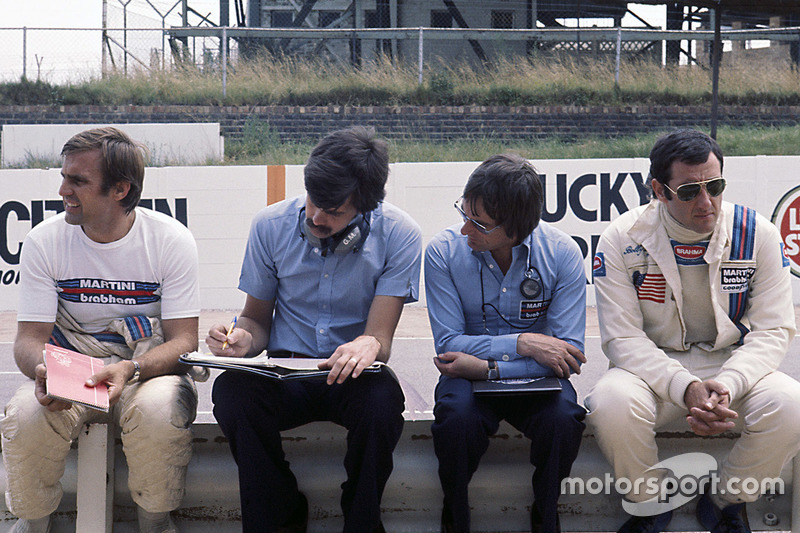 Bernie Ecclestone, teambaas Brabham met Gordon Murray, Carlos Reutemann en Carlos Pace