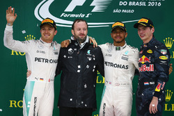 Подіум: Ніко Росберг, Mercedes AMG F1, друге місце; Льюїс Хемілтон, Mercedes AMG F1, переможець гонк