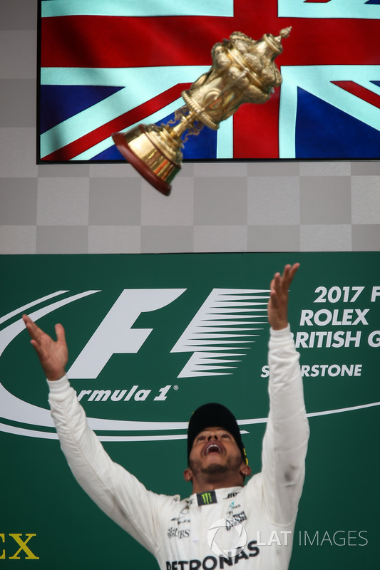 Ganador de la carrera Lewis Hamilton, Mercedes AMG F1 que se celebra en el podio