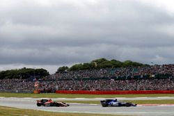 Marcus Ericsson, Sauber C36, Fernando Alonso, McLaren MCL32