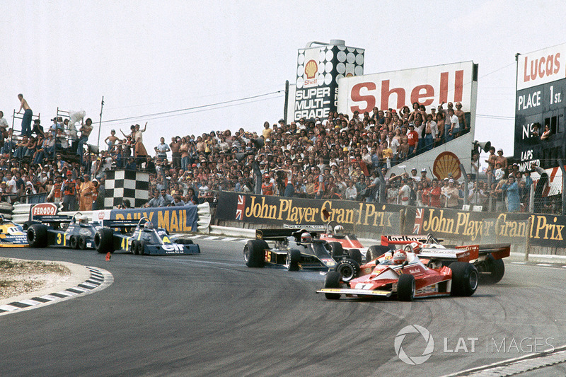L'incidente tra Clay Regazzoni, Ferrari 312T2 e James Hunt, McLaren M23 mentre passa Niki Lauda, Ferrari 312T2