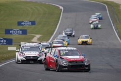 Start Race 2: José María López, Citroën World Touring Car Team, Citroën C-Elysée WTCC, voert het vel