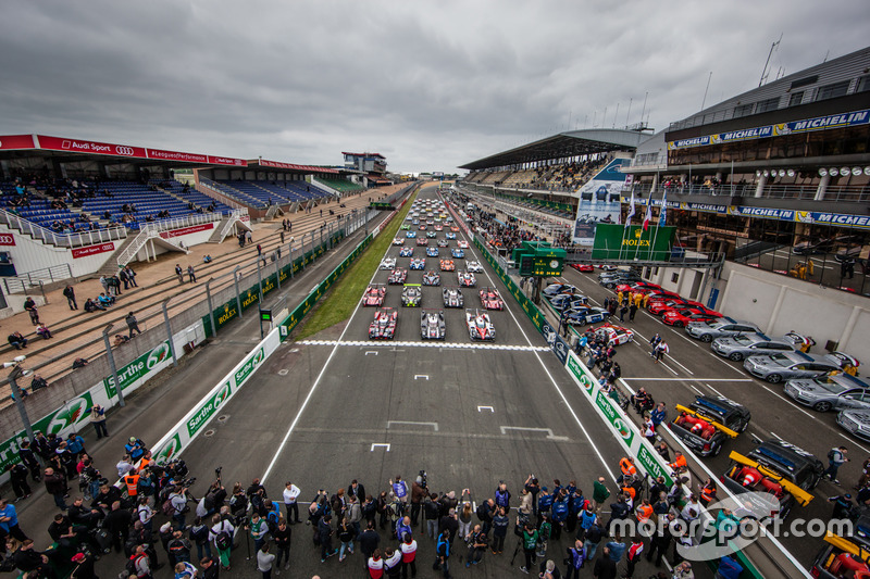 Das traditionelle Gruppenfoto der Autos in Le Mans