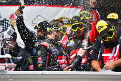 Race winner Kurt Busch, Stewart-Haas Racing Chevrolet