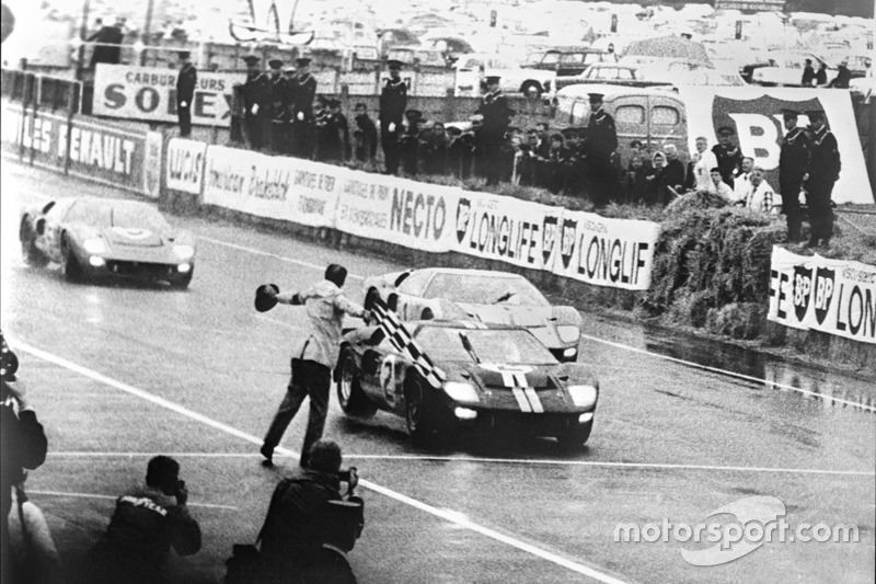 Ford'un ilk Le Mans 24 Saat galibiyeti 1966: Ford GT-40 Mark II sürücüleri Bruce McLaren ve Chris Am