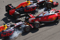 Daniil Kvyat, Red Bull Racing RB12 choaca a Sebastian Vettel, Ferrari SF16-H al inicio de la carrera