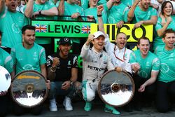 Lewis Hamilton, Mercedes AMG F1 Team et Nico Rosberg, Mercedes AMG F1 Team fêtent leur doublé avec l'équipe