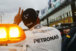 Polesitter Lewis Hamilton, Mercedes AMG F1 Team, viert zijn pole position in parc ferme