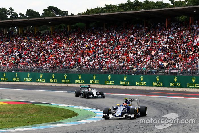 Felipe Nasr teve problemas mecânicos a sete voltas para o fim.