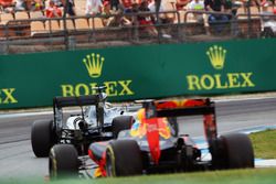 Lewis Hamilton, Mercedes AMG F1 W07 Hybrid y Daniel Ricciardo, Red Bull Racing RB12