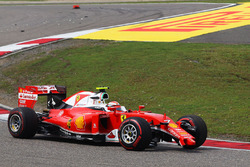 Kimi Raikkonen, Ferrari SF16-H, met een kapotte voorvleugel