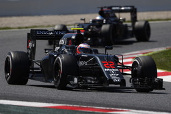 Дженсон Баттон, McLaren MP4-31 едет впереди Фернандо Алонсо, McLaren MP4-31