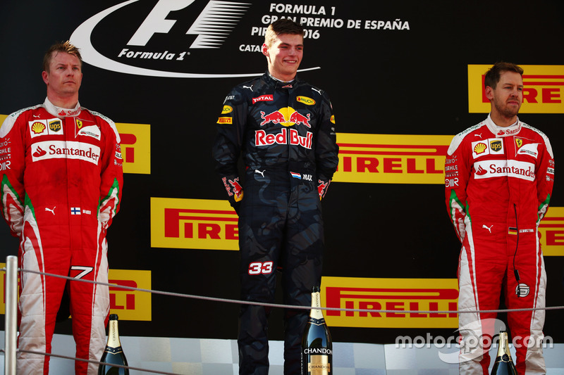 Podio: Kimi Raikkonen, Ferrari, segundo; Max Verstappen, Red Bull Racing, Ganador de la carrerar; Sebastian Vettel, Ferrari, tercero