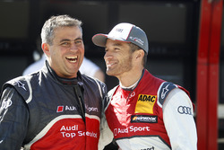 Timo Scheider, Audi Sport Team Phoenix, Audi RS 5, scherzt mit einem Mechaniker