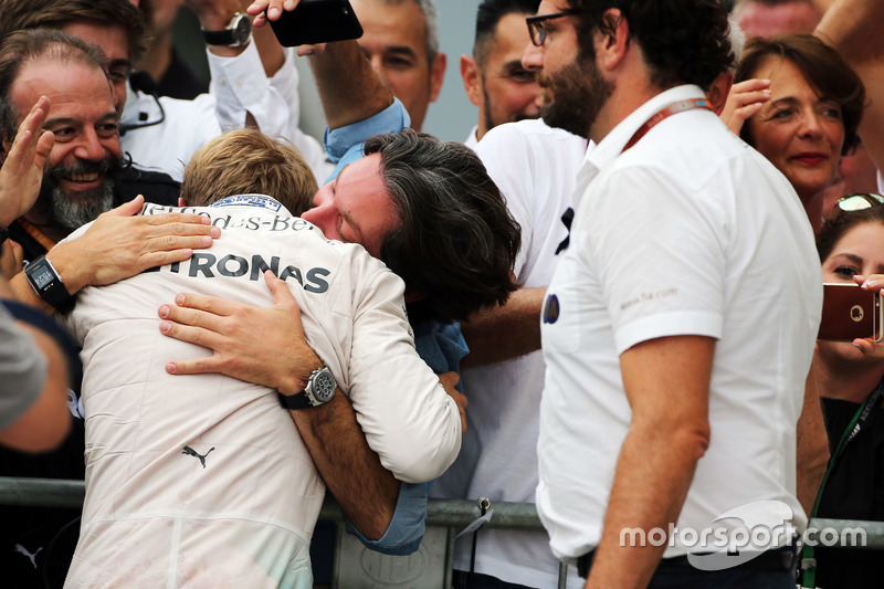 Race winner Nico Rosberg, Mercedes AMG F1 celebrates with the team in parc ferme