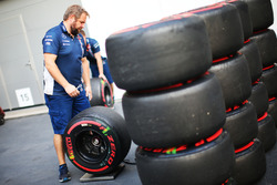 Williams monteur met banden van Pirelli