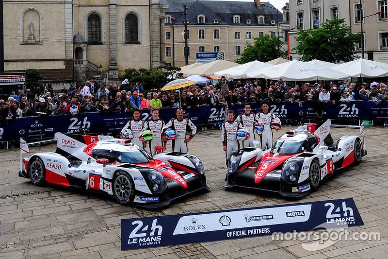 #5 Toyota Racing, Toyota TS050 Hybrid: Anthony Davidson, Sébastien Buemi, Kazuki Nakajima; #6 Toyota