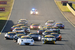 Start: #911 Walkinshaw GT3; Porsche 911 GT3-R: John Martin, Duvashen Padayachee, führt