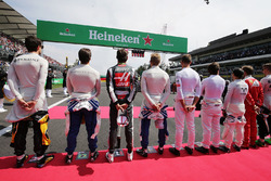 Los pilotos durante el himno