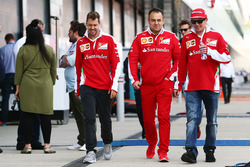 Sebastian Vettel, Ferrari con Diego Ioverno, Ferrari Director de operaciones con Kimi Raikkonen, Fer