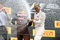 Il vincitore della gara Lewis Hamilton, Mercedes AMG F1 festeggia sul podio