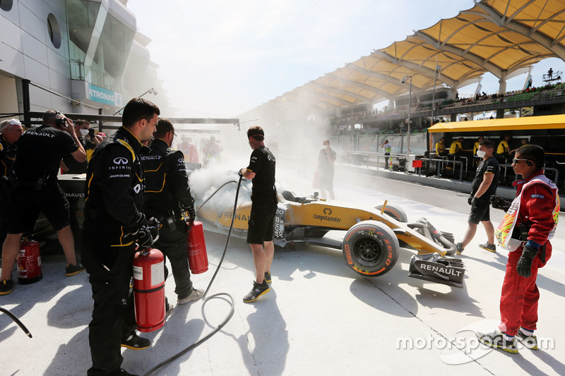 El auto quemado de Kevin Magnussen, Renault Sport F1 Team RS16