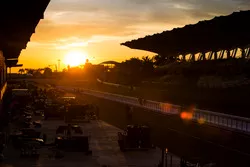 El sol se pone sobre el paddock GP2
