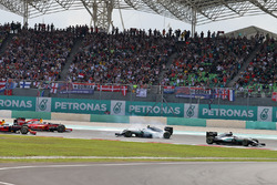Lewis Hamilton, Mercedes AMG F1 W07 Hybrid líder al inicio de la carrera mientras Nico Rosberg, Merc