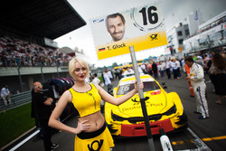 Gridgirl für Timo Glock, BMW Team RMG, BMW M4 DTM