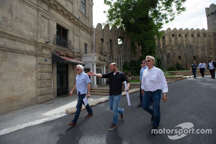 Charlie Whiting y Hermann Tilke examinan la preparacion de la pista de Baku