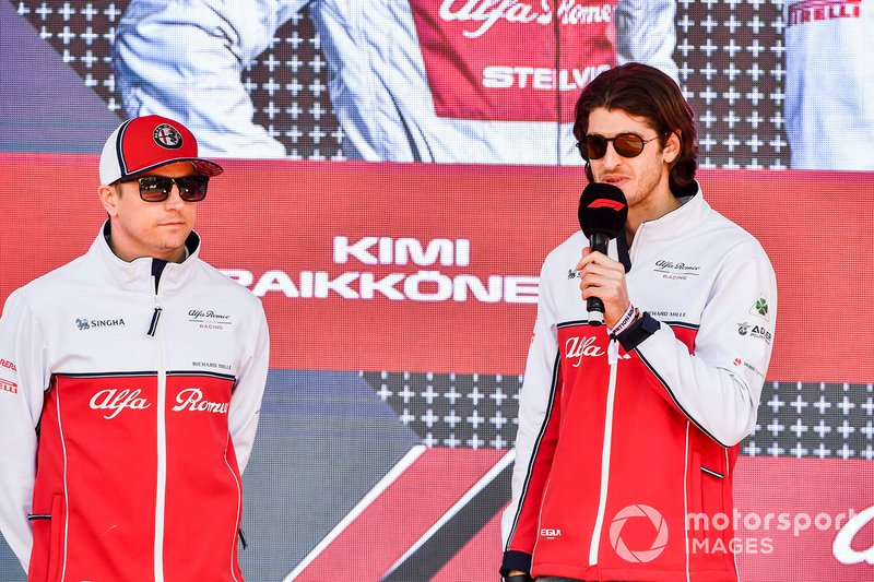 Kimi Raikkonen, Alfa Romeo Racing e Antonio Giovinazzi, Alfa Romeo Racing, all'evento a Federation Square