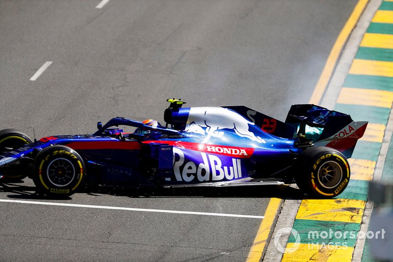 Alexander Albon, Toro Rosso STR14, suffers a spin