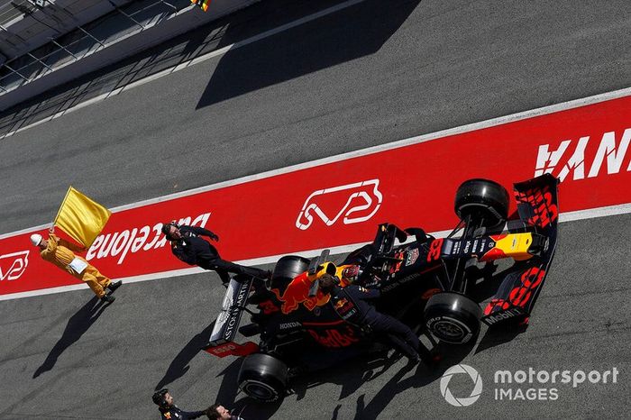 Max Verstappen, Red Bull Racing RB15 se para en el pitlane
