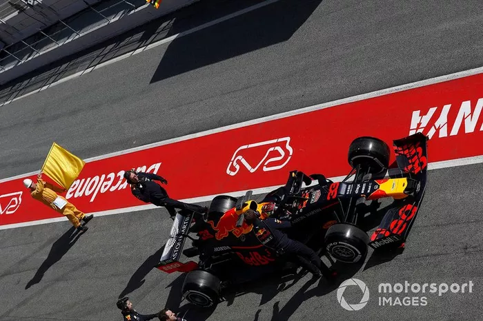 Max Verstappen, Red Bull Racing RB15 se para en el pitlane