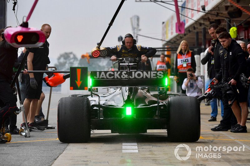 Romain Grosjean, Haas F1 Team VF-19 Ferrari, pit stop
