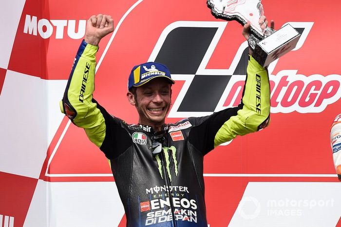 Podio: segundo clasificado Valentino Rossi, Yamaha Factory Racing