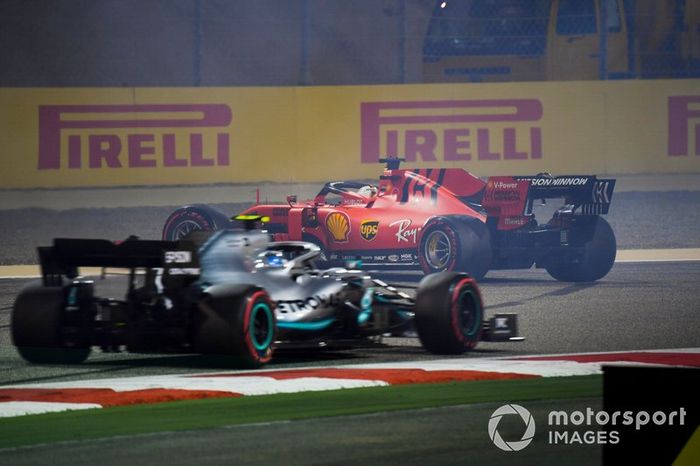 Valtteri Bottas, Mercedes AMG W10, y Sebastian Vettel, Ferrari SF90, trompeado
