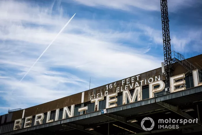 Em abril, a Fórmula E confirmou a extensão da paralisação do campeonato até o final de junho e o adiamento do ePrix de Berlim. As provas de Nova York e Londres se tornaram dúvidas