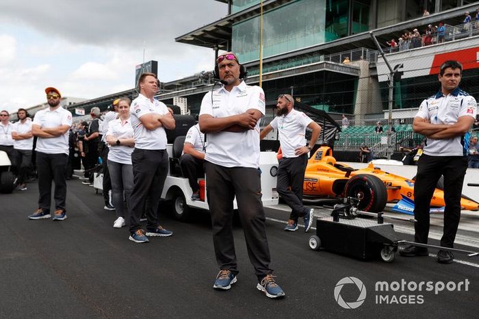 Equipo de Fernando Alonso, McLaren Racing Chevrolet miran como Kyle Kaiser derrota a Fernando Alonso, McLaren Racing Chevrolet