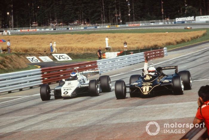 Elio de Angelis, Lotus 91 acaba de vencer a Keke Rosberg, Williams FW08 por la victoria