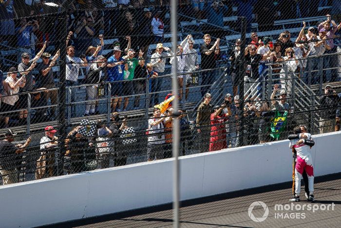 Ganador Helio Castroneves, Meyer Shank Racing Honda celebra con Juan Pablo Montoya, Arrow McLaren SP Chevrolet