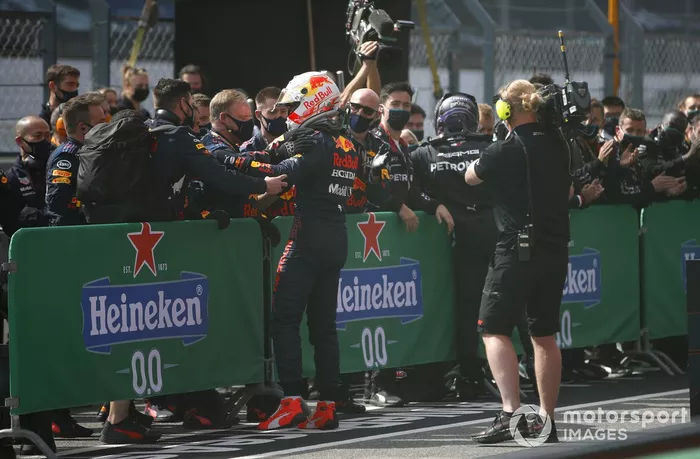 Segundo lugar Max Verstappen, Red Bull Racing, celebra con el equipo en Parc Ferme