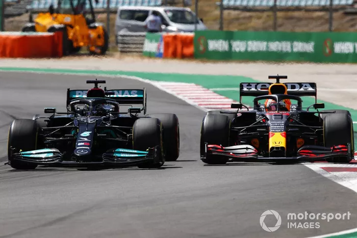 Lewis Hamilton, Mercedes W12, lucha con Max Verstappen, Red Bull Racing RB16B