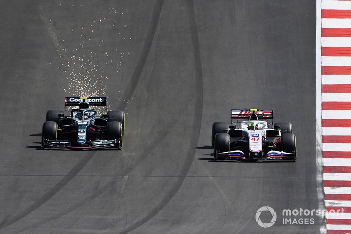 Mick Schumacher, Haas VF-21, Sebastian Vettel, Aston Martin AMR21