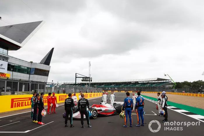 El evento de lanzamiento del coche de Fórmula 1 de 2022 en la parrilla de Silverstone