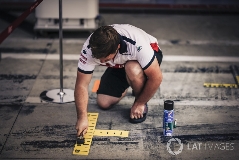 Sauber mechanic prepares the grid box