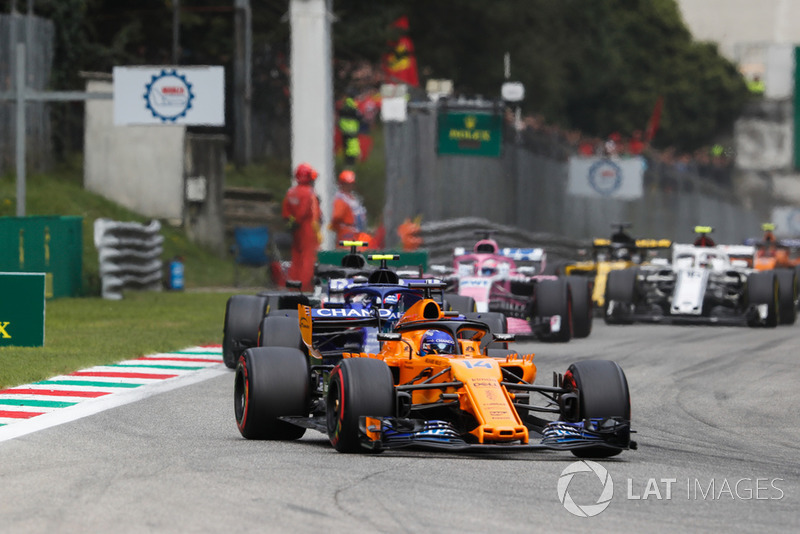 Fernando Alonso, McLaren MCL33, Pierre Gasly, Toro Rosso STR13, Kevin Magnussen, Haas F1 Team VF-18, y Sergio Perez, Racing Point Force India VJM11